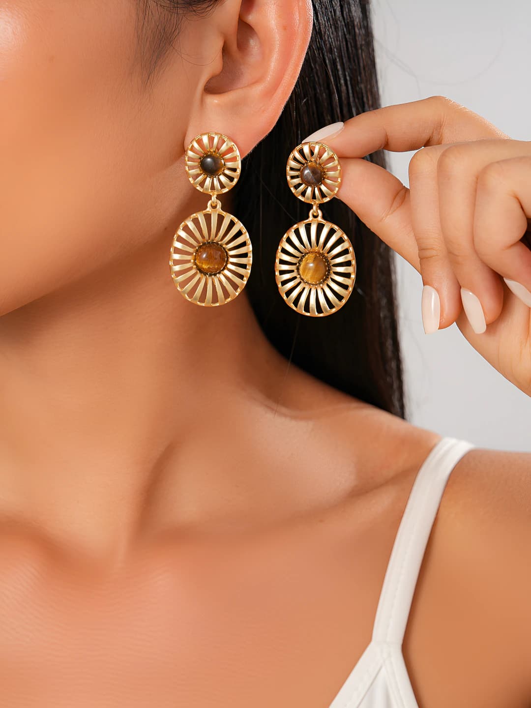 Women's retro style oval tiger eye cut-out silver stud earrings for autumn-winter