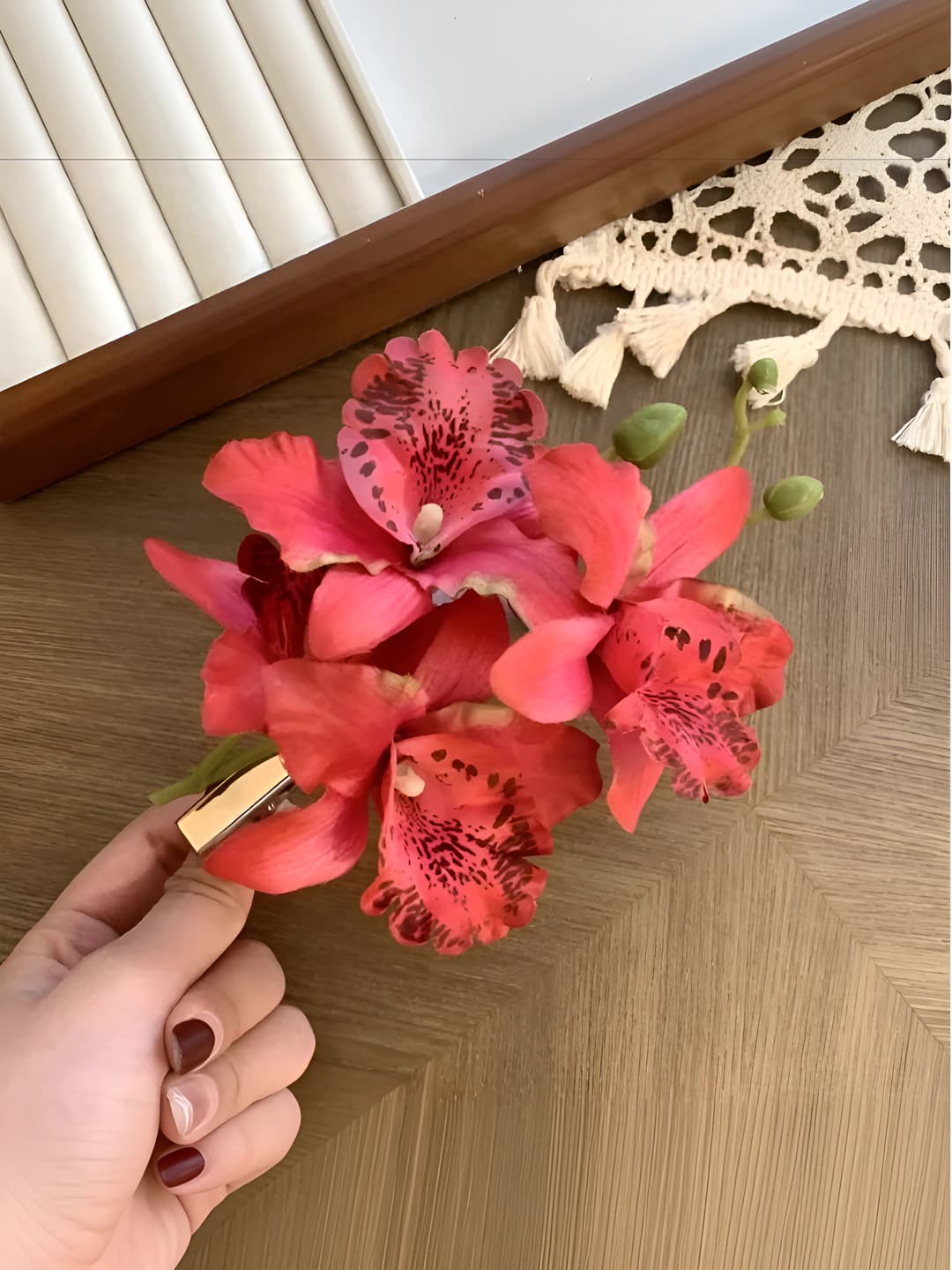 Красный цветочный зажим