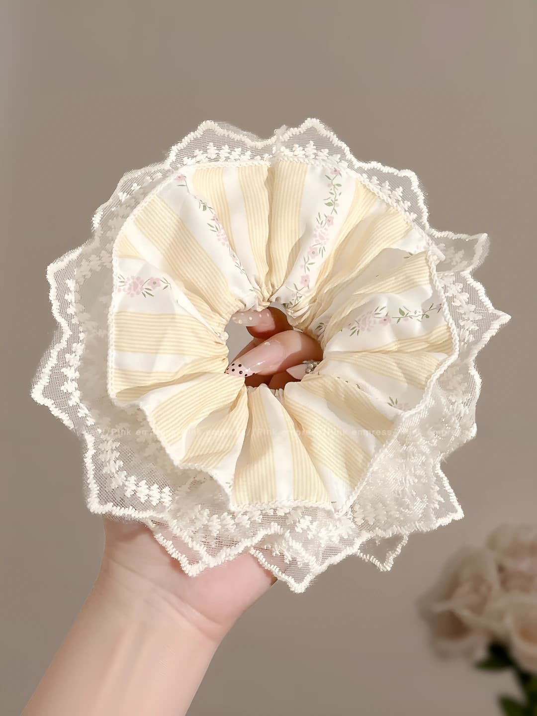 3# Yellow white striped flowers ~16 cm