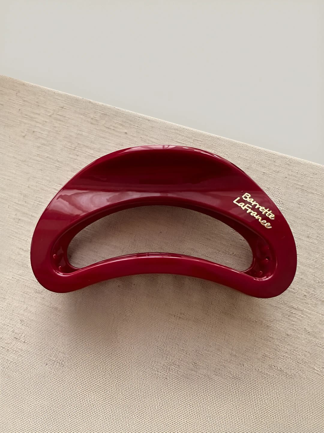 Semi-circle gold logo claw clip - Red