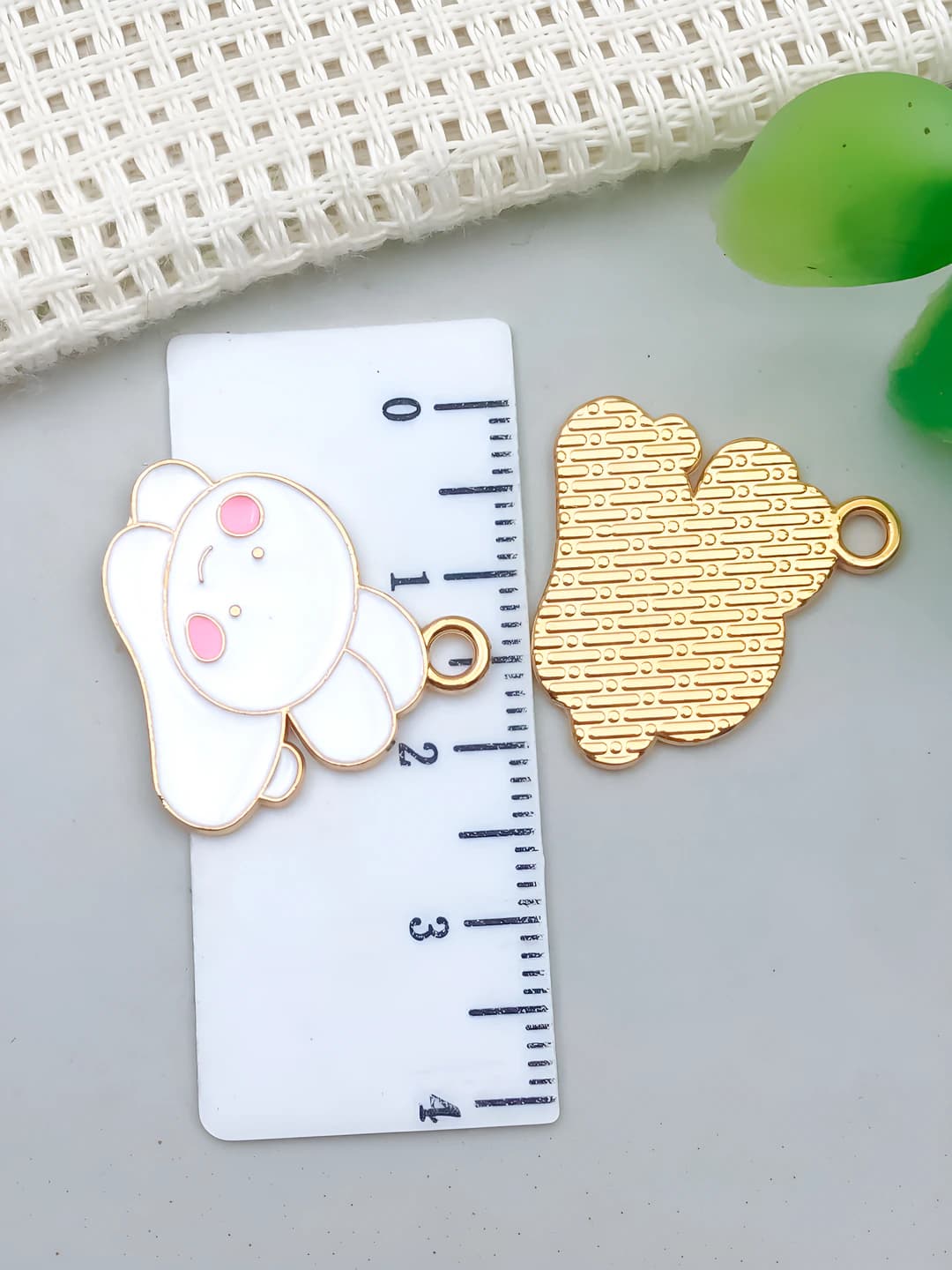 1 pc white rabbit 21x22mm-1.4g