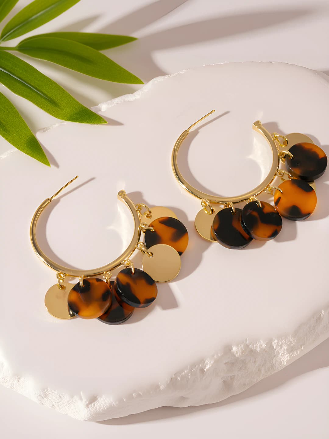 Women's retro hoop earrings with tortoiseshell resin dangles, geometric shape, design element: circle, product type: earrings, 925 silver post