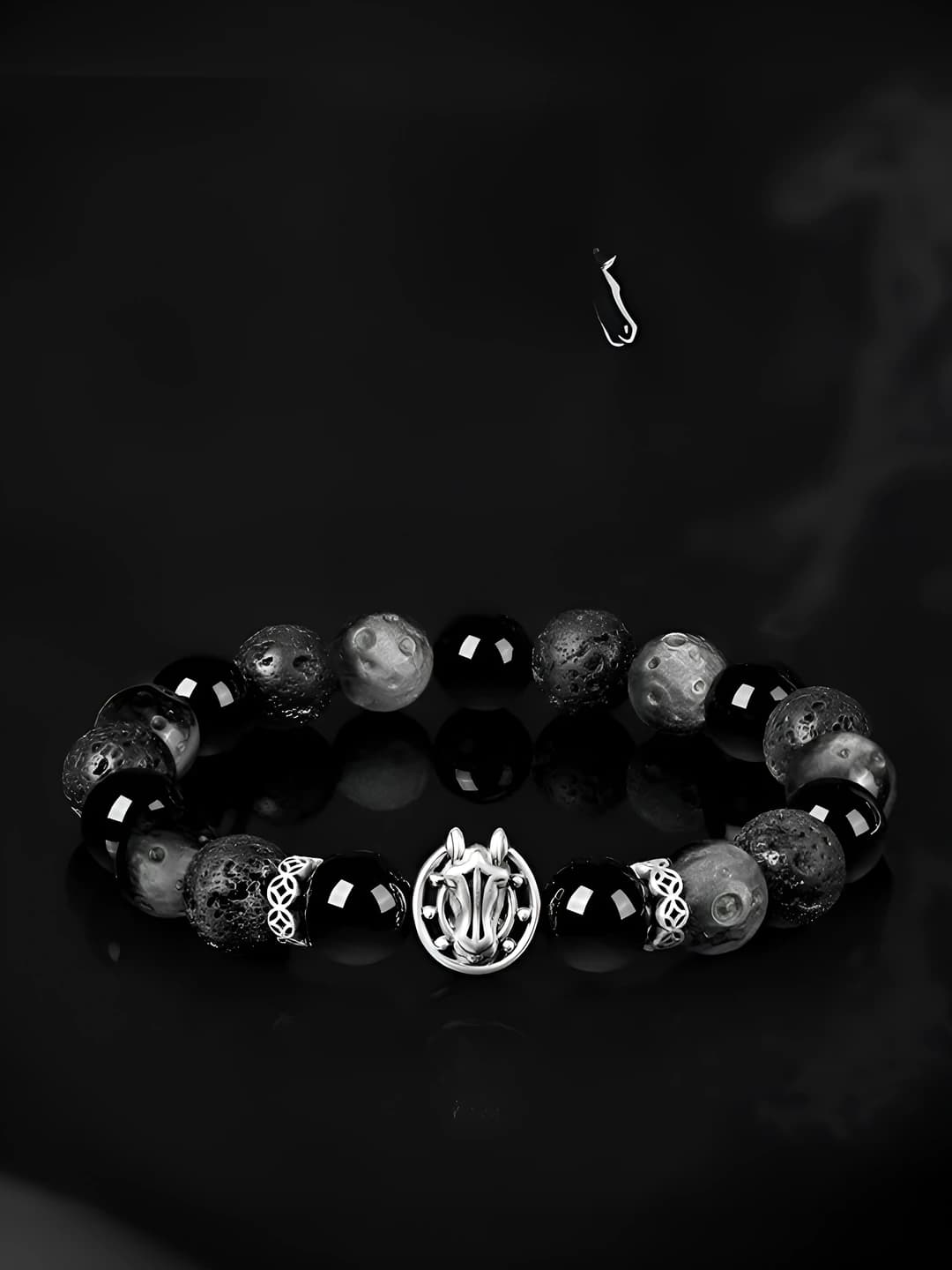 Ayollar uchun shisha bilaguzuk: qora obsidian, shoyi yili, lotus dizayn elementi, shirin uslub