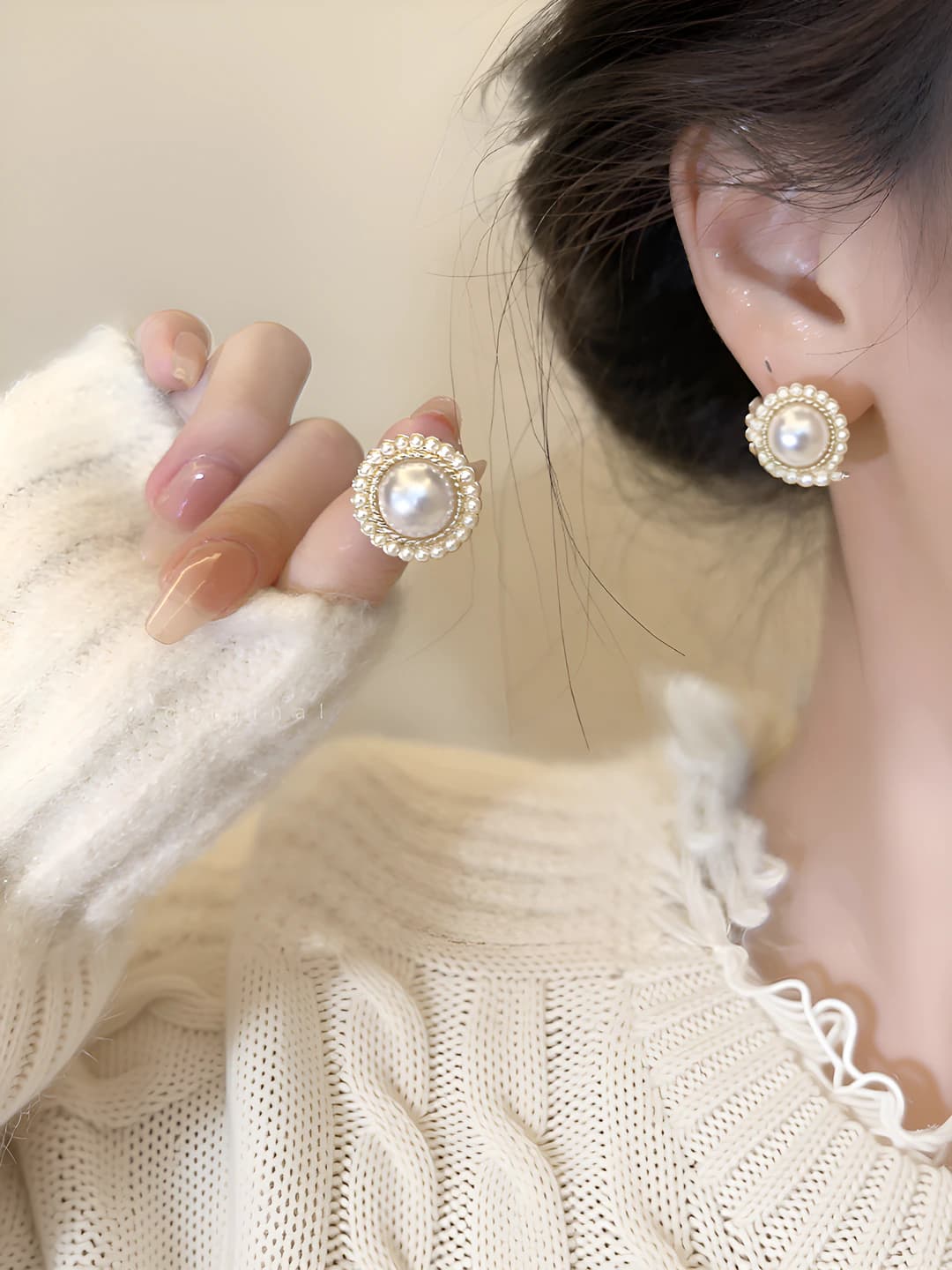 Women's pearl earrings with geometric design in retro style for summer 2026