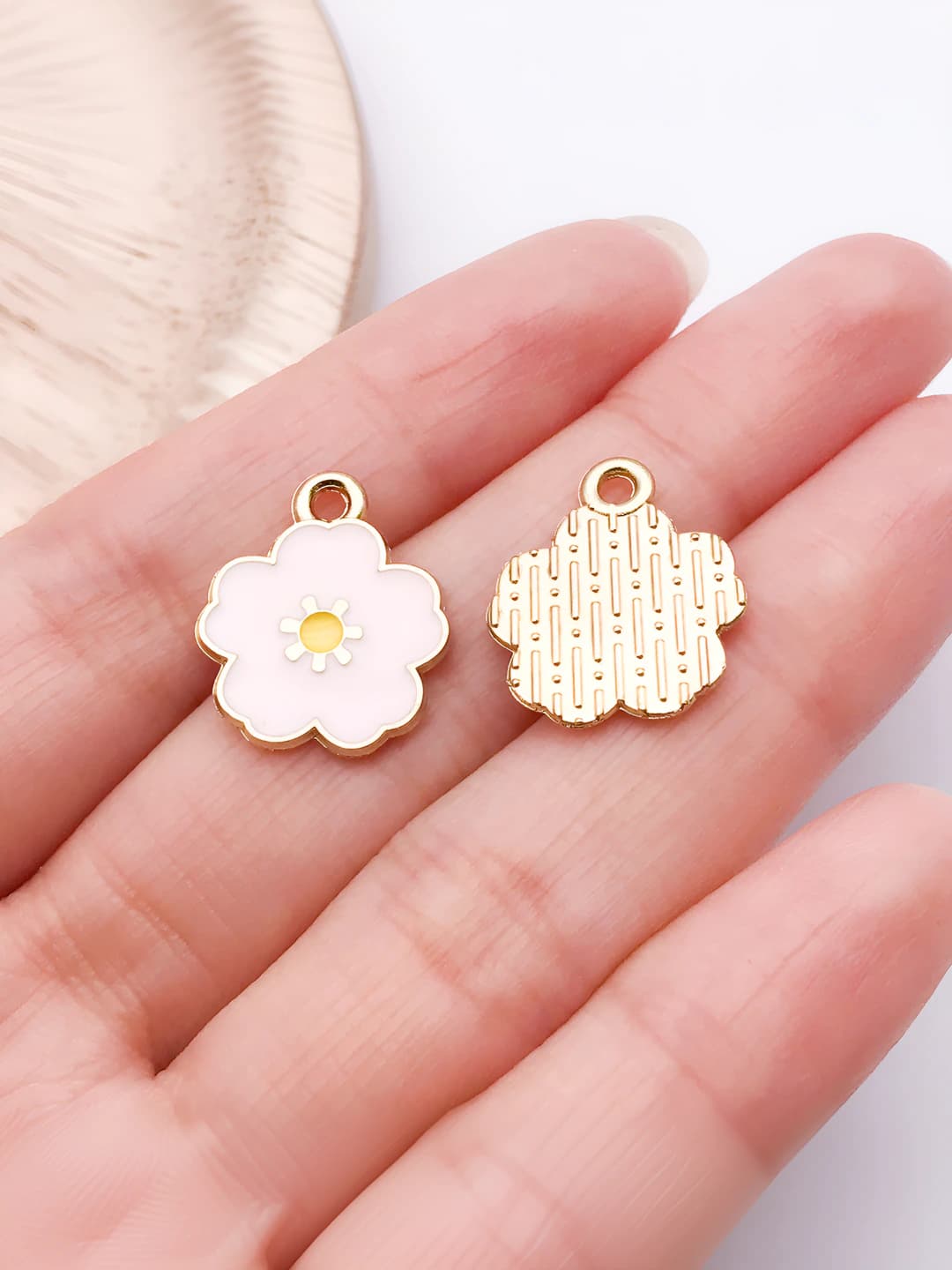 1 ta pushti besh bargli gul 18x15x1mm-0.8g