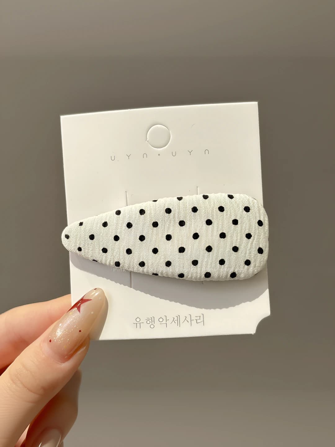 4# Teardrop polka dot (white) 1 pc