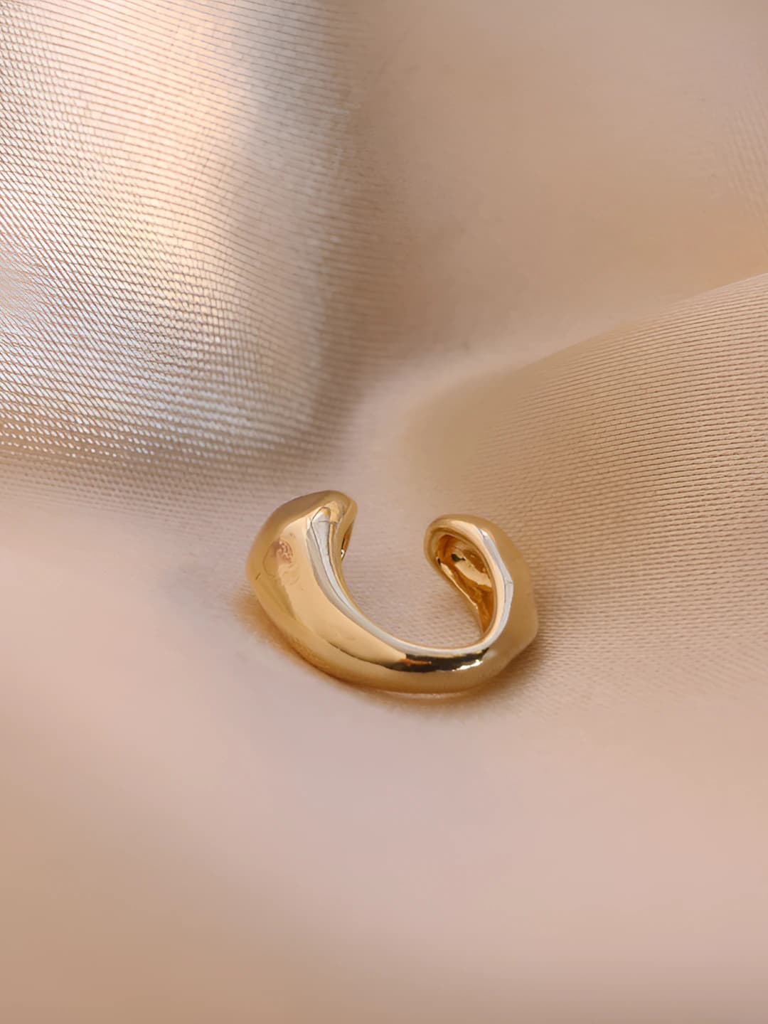 Wide C-shape ear cuff