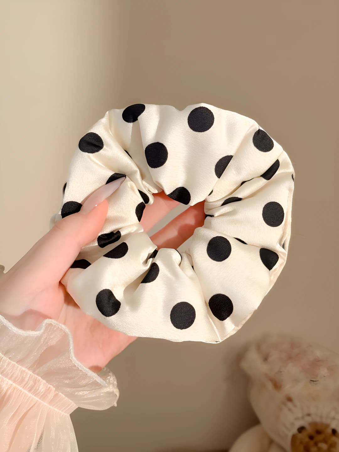 White polka dot, 13 cm
