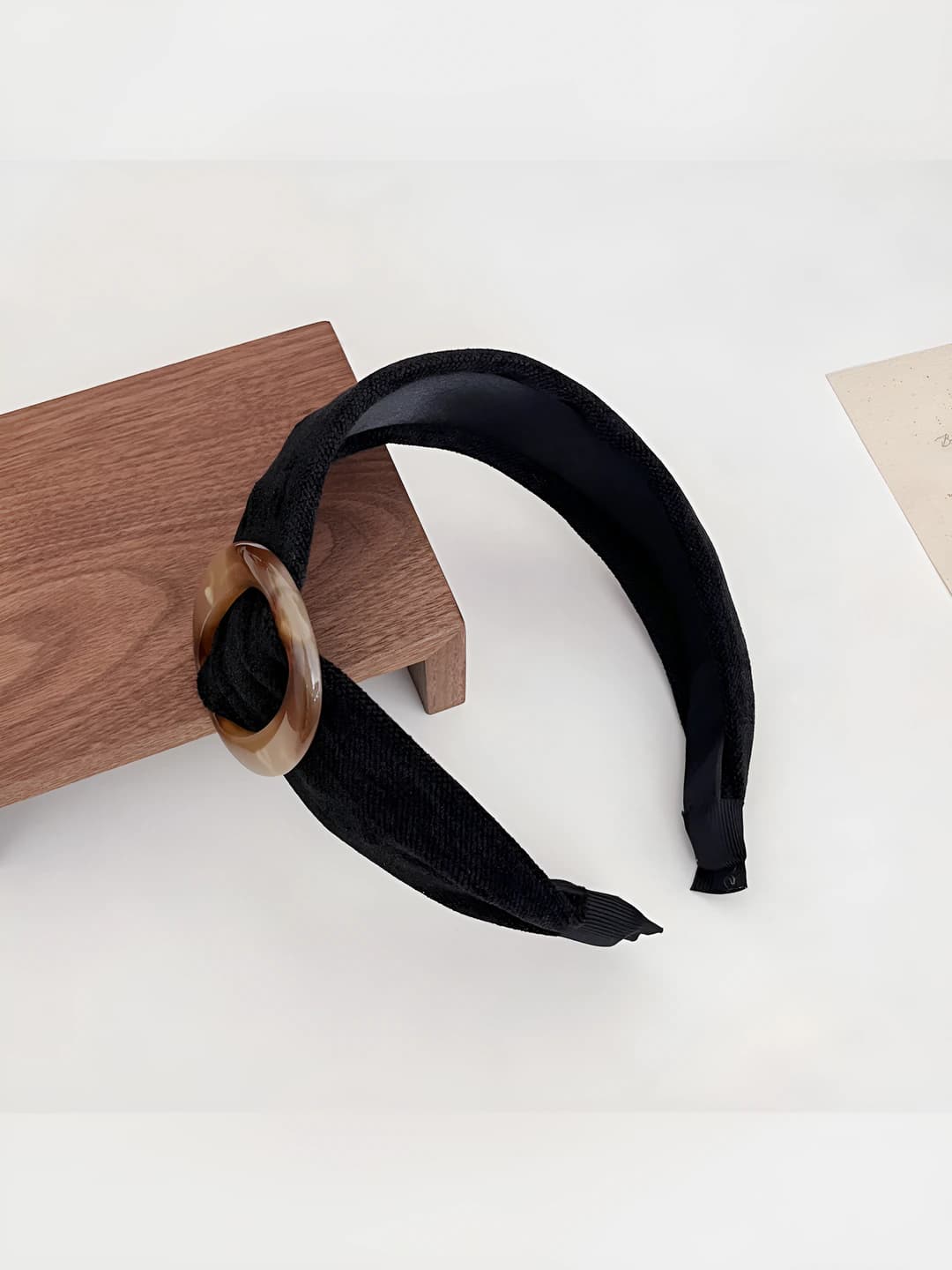 Black round buckle headband