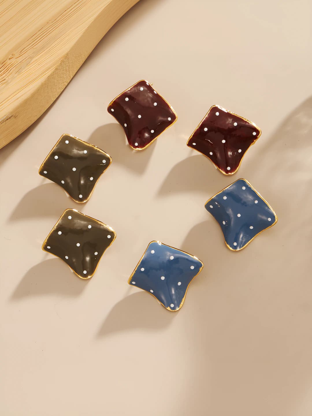 Ayollar uchun kvadrat geometrik emal stud ziraklar: akril va rezinadan, po'lat tikanli, minimalistik va shik
