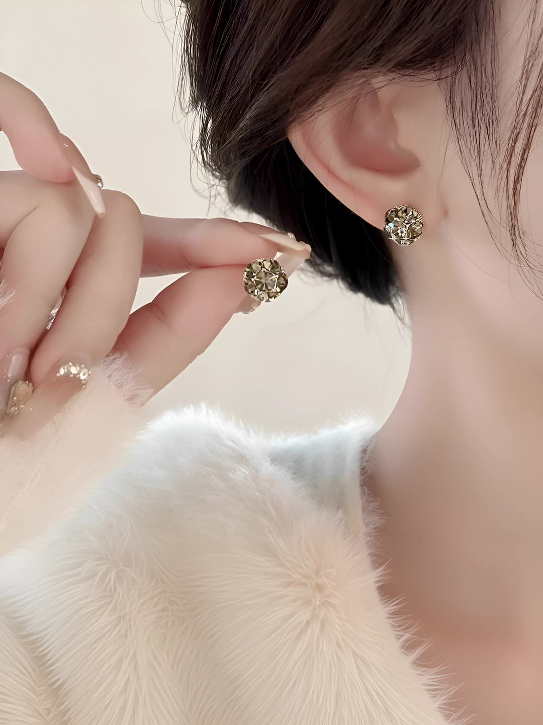 Women's rhinestone stud earrings: simple, versatile, high-end feel, light luxury design element