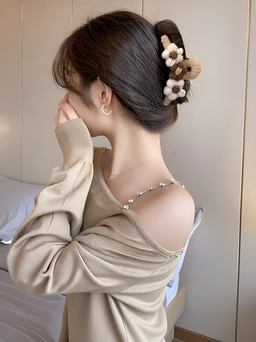 Women's autumn-winter hair clip with woven flowers made of acrylic