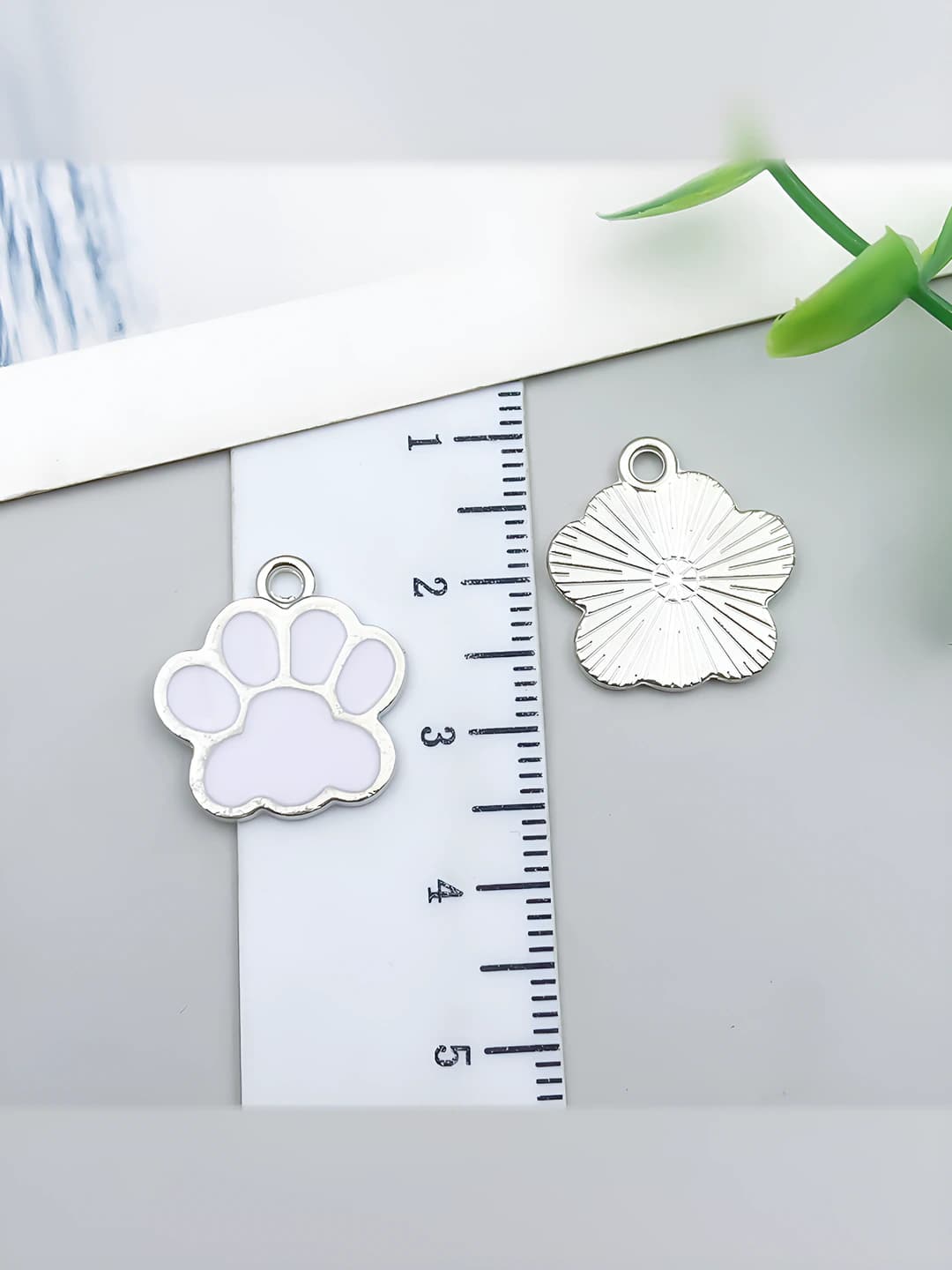 White gold, white cat paw, 16.5x17.5mm, 1.2g