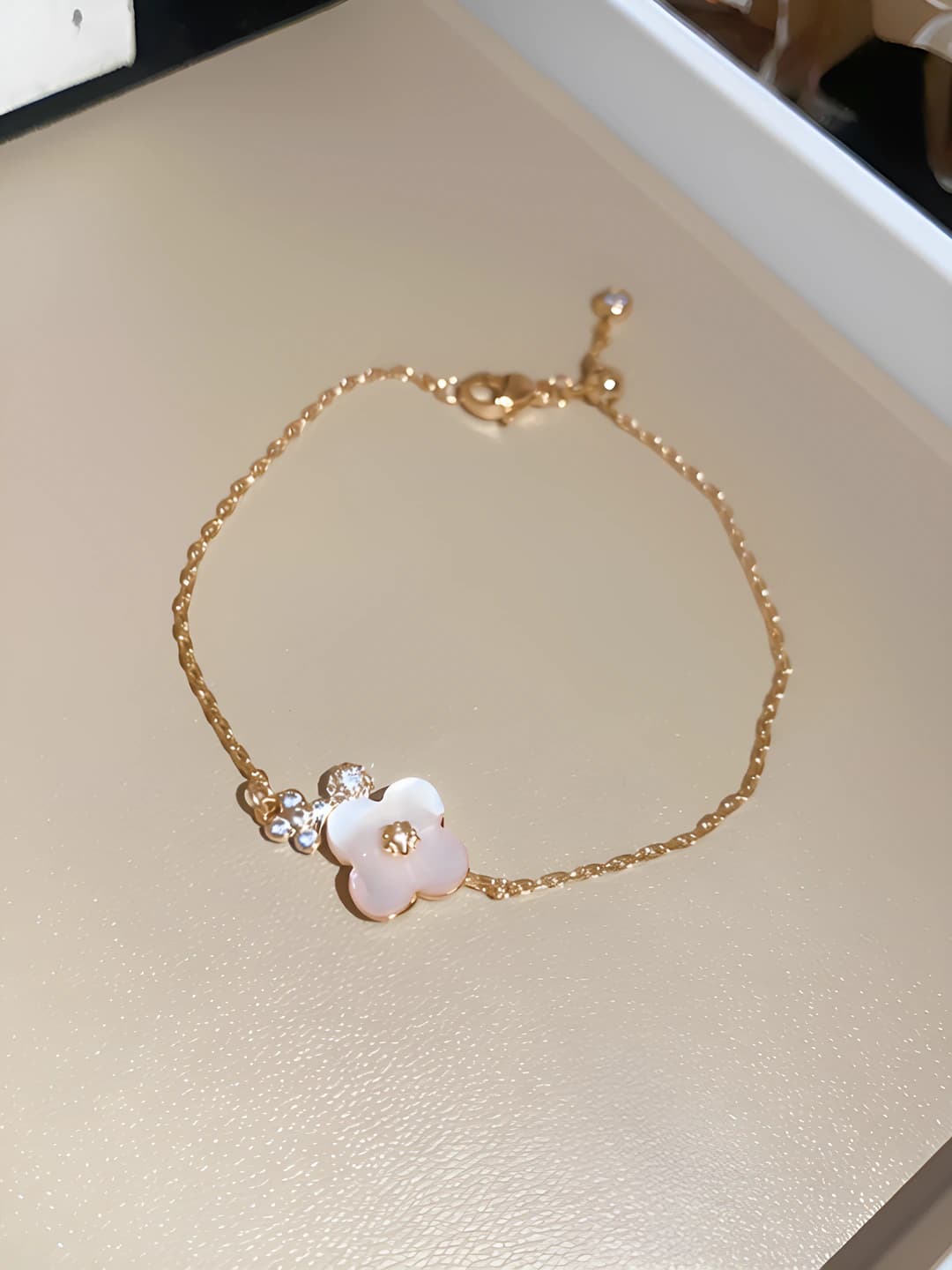 Bracelet - Champagne gold - Single flower