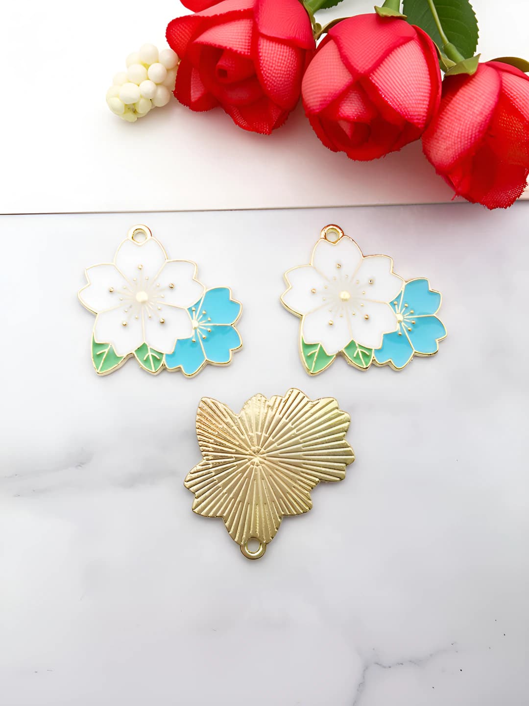 White enamel flower, 25x25 mm