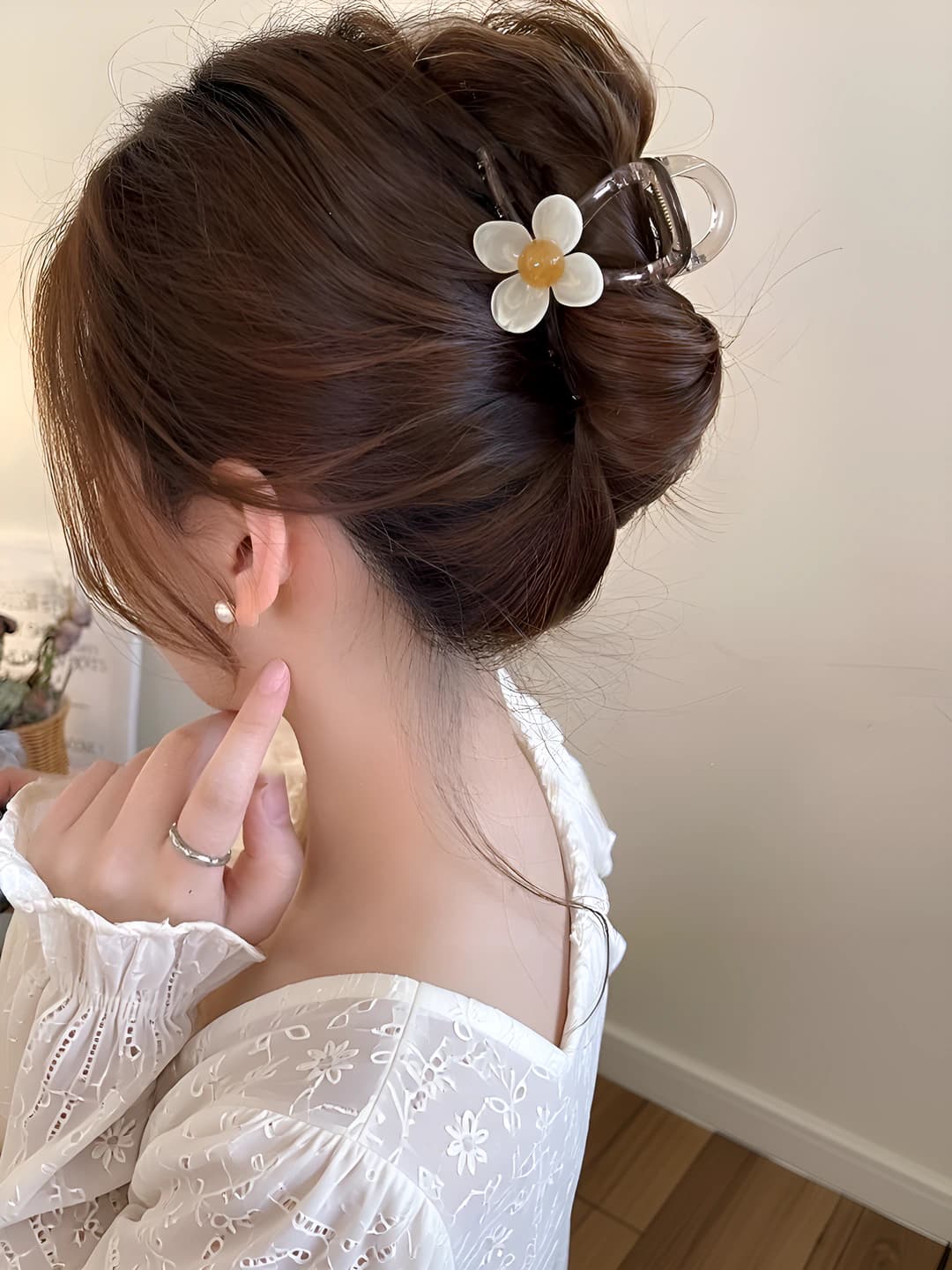 Beige four-petal flower 8 cm