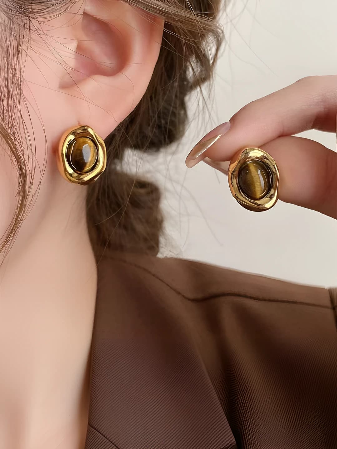 Women's retro style earrings with cat's eye stone, round shape, simple