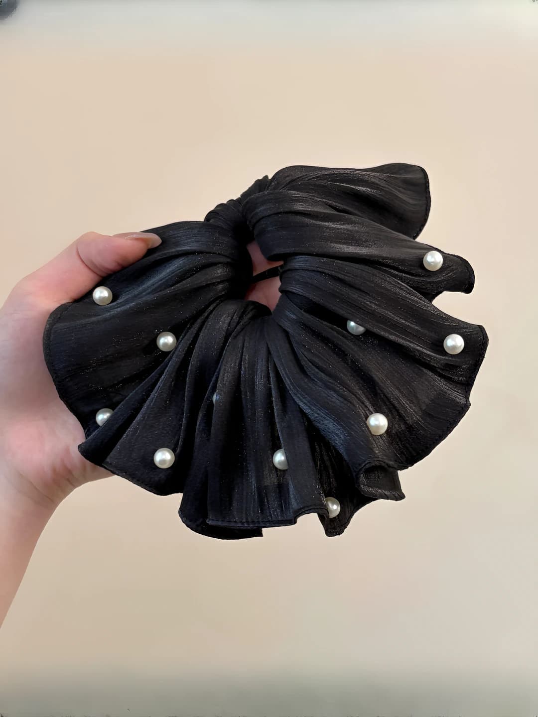 Black shiny pleated pearl hair tie