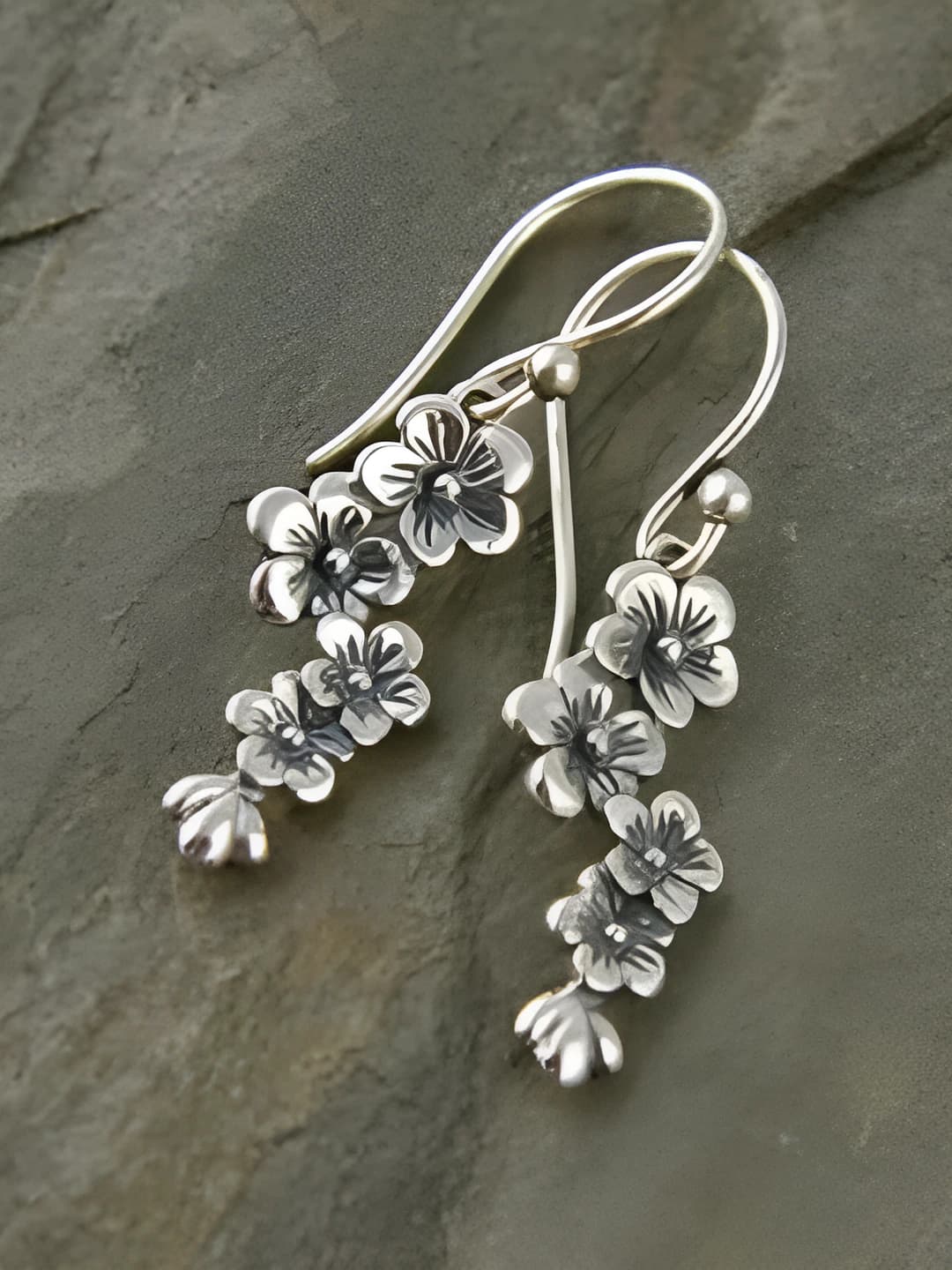Women's flower drop earrings in retro style, antique silver color, design element: daisy