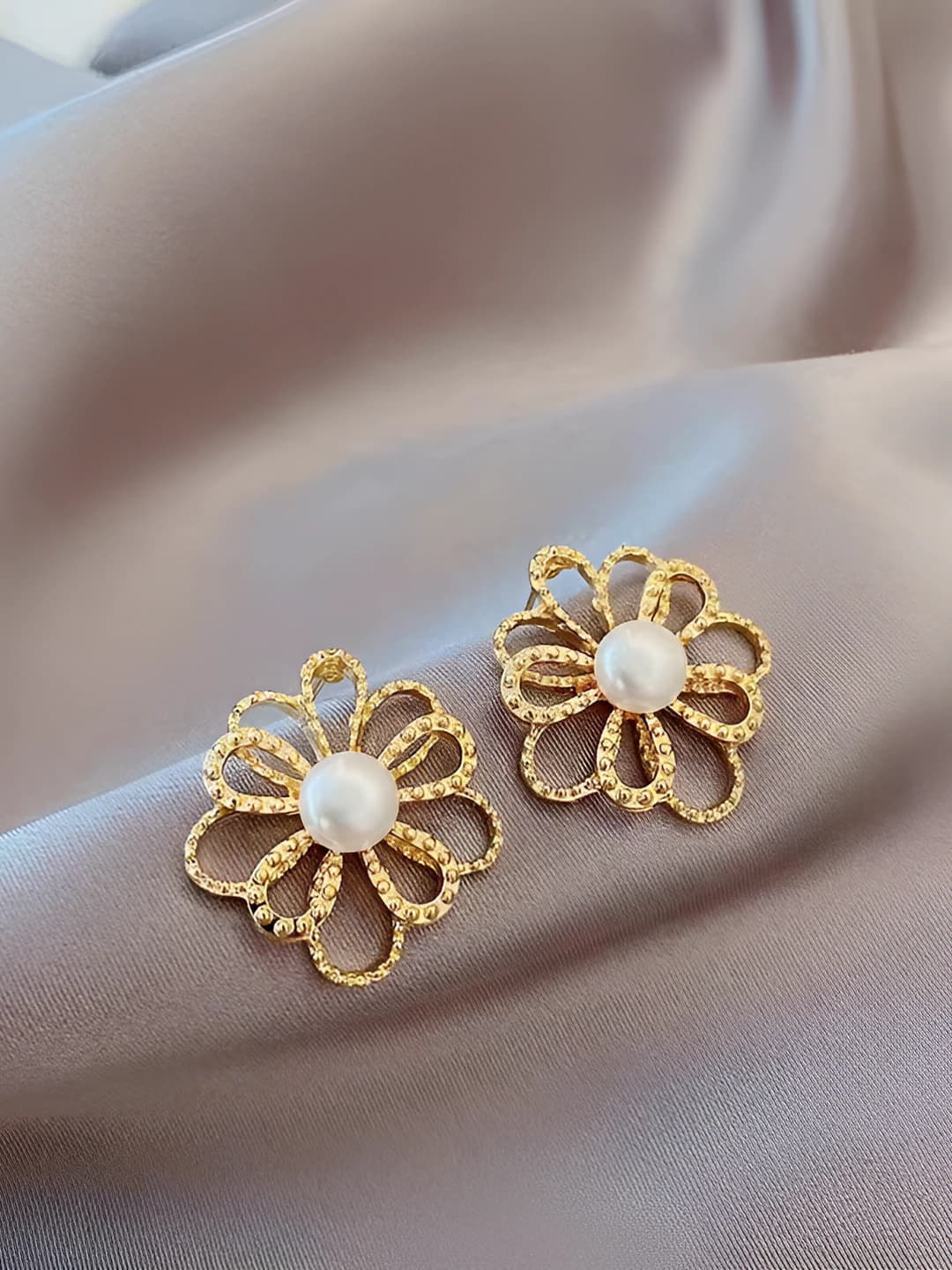 Жемчужные серьги с вырезанным цветком