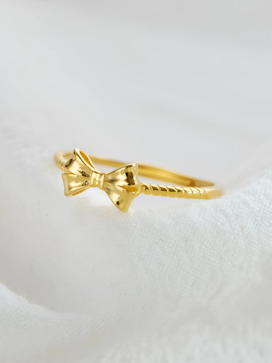 Glossy gold, bow ring