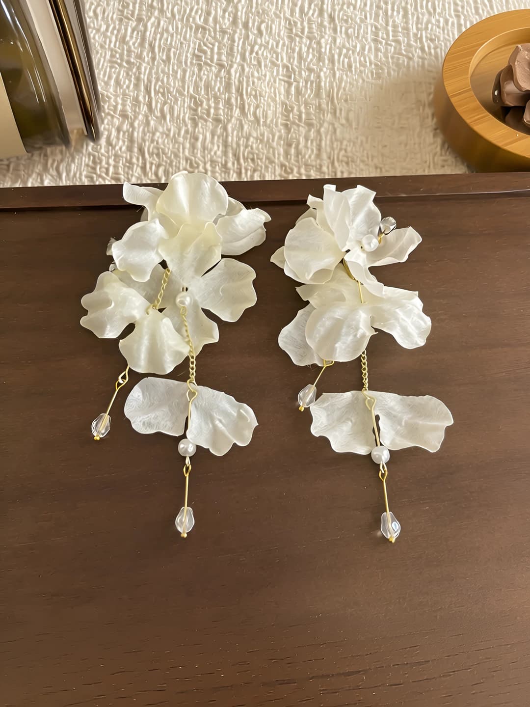 Beige flower tassel stud earrings - 9.5 cm