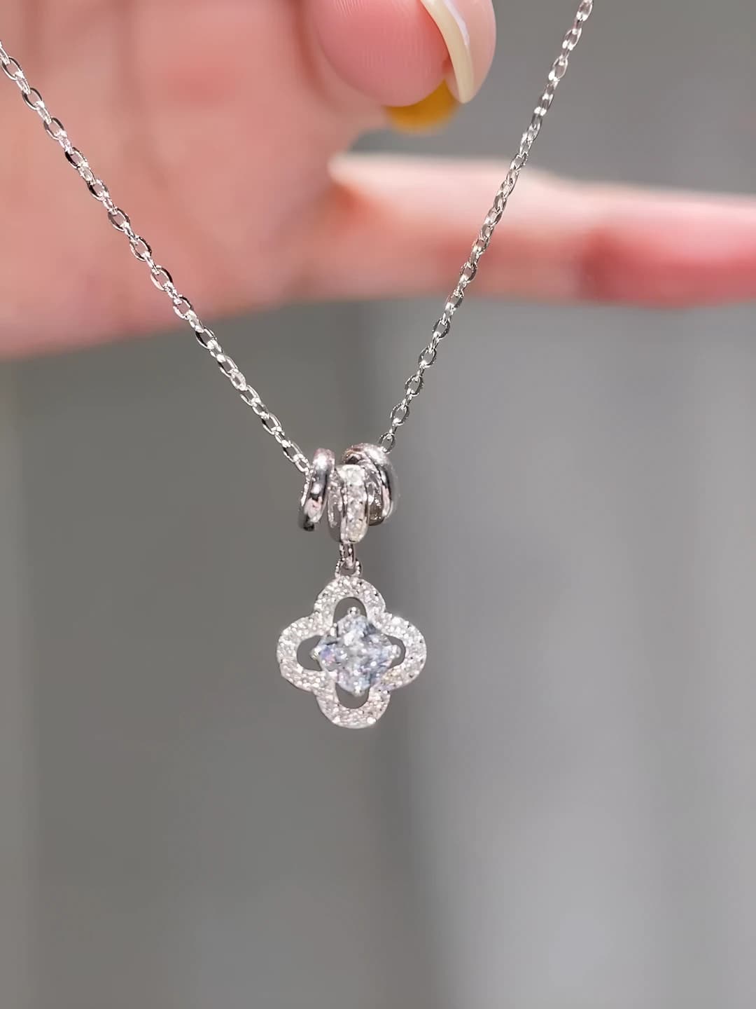 Women's pendant necklace with zircon and floral design element in titanium steel