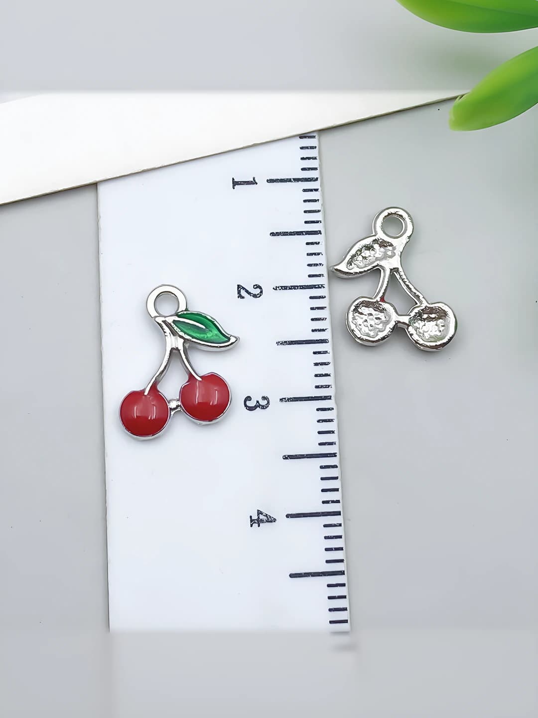 White K, red cherry, 10x13mm, 0.4g
