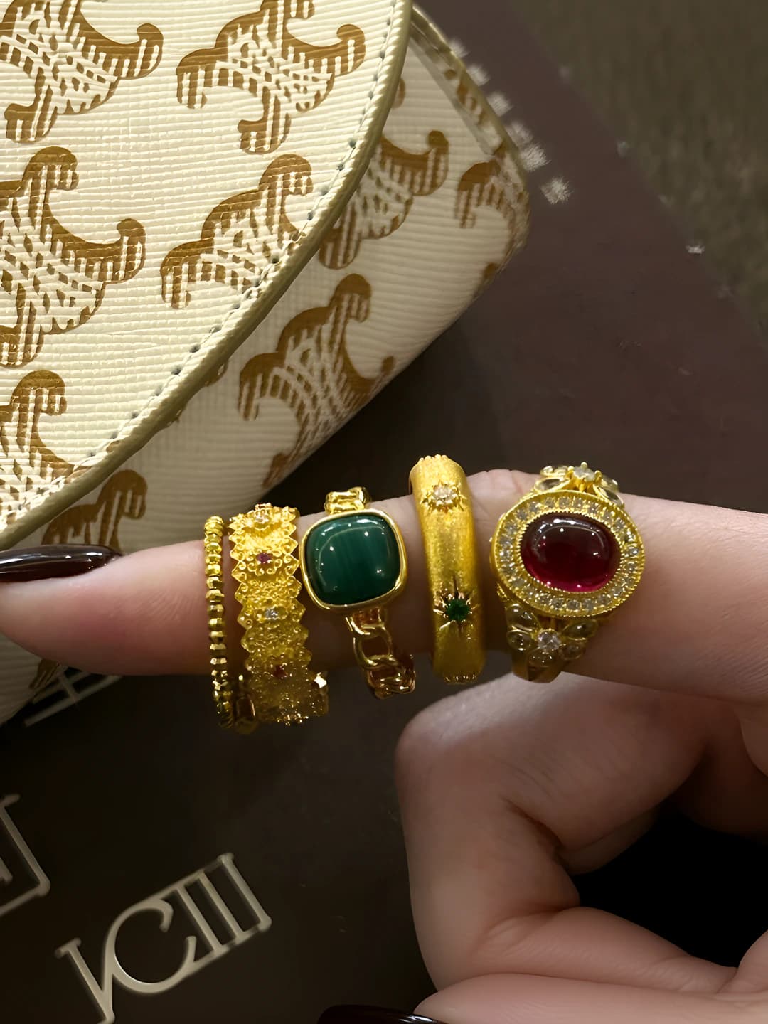 Ayollar uchun emerald rangli kvadrat shakldagi xalqop, to'liq oqat bilan, qizil rubin va agat, ins uslubidagi dizayn elementi