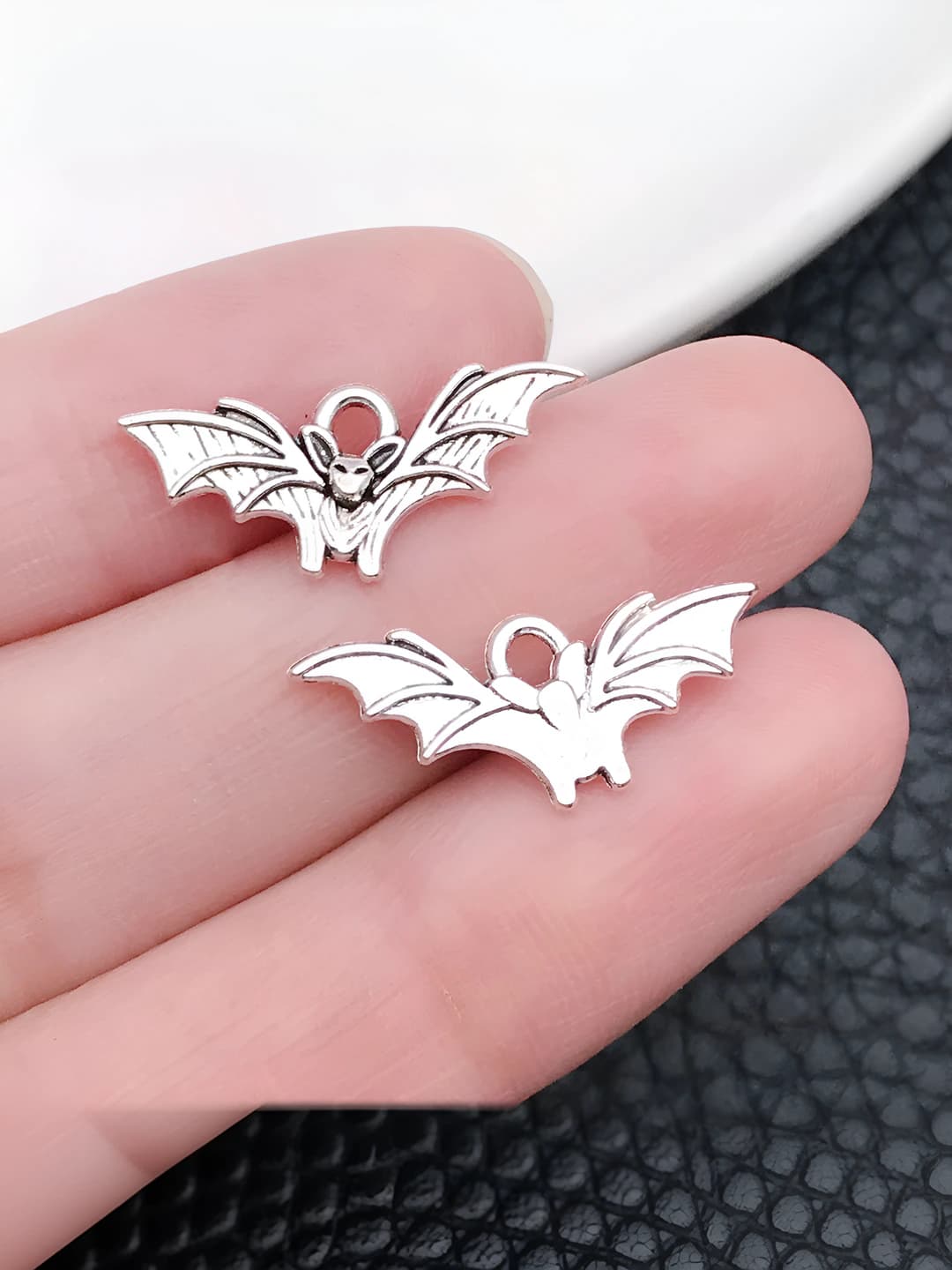 1 pc antique silver bat, 0.6 g, 21x9 mm