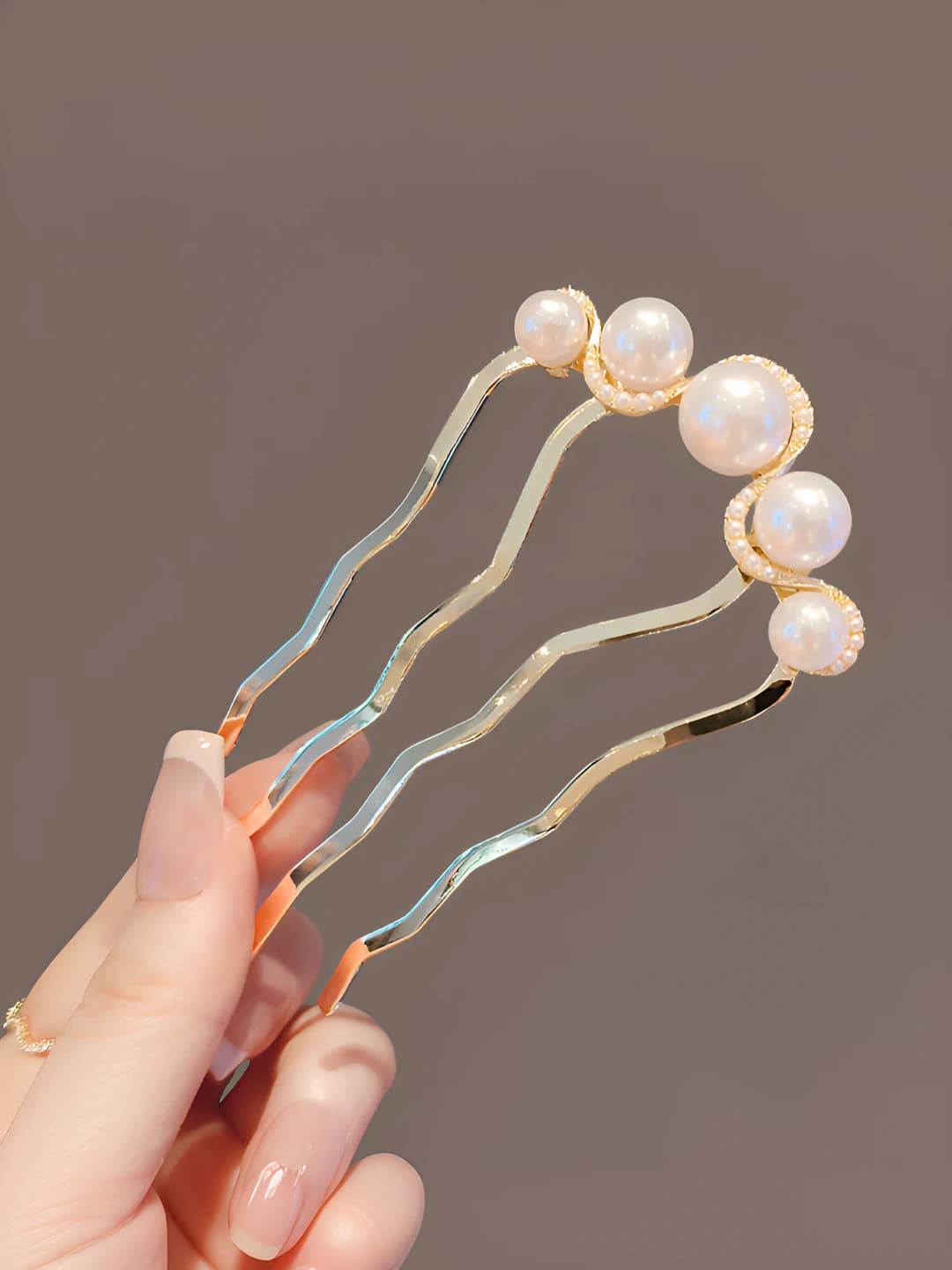 Wavy 5-pearl comb (gold), 8.5 cm