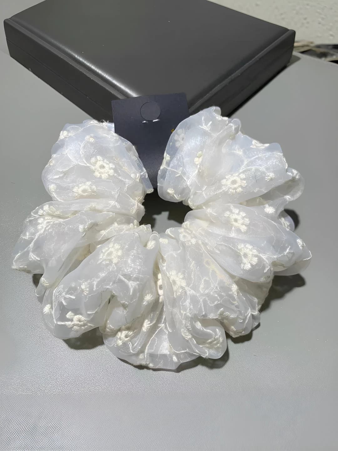 Off-white, diameter 17 cm