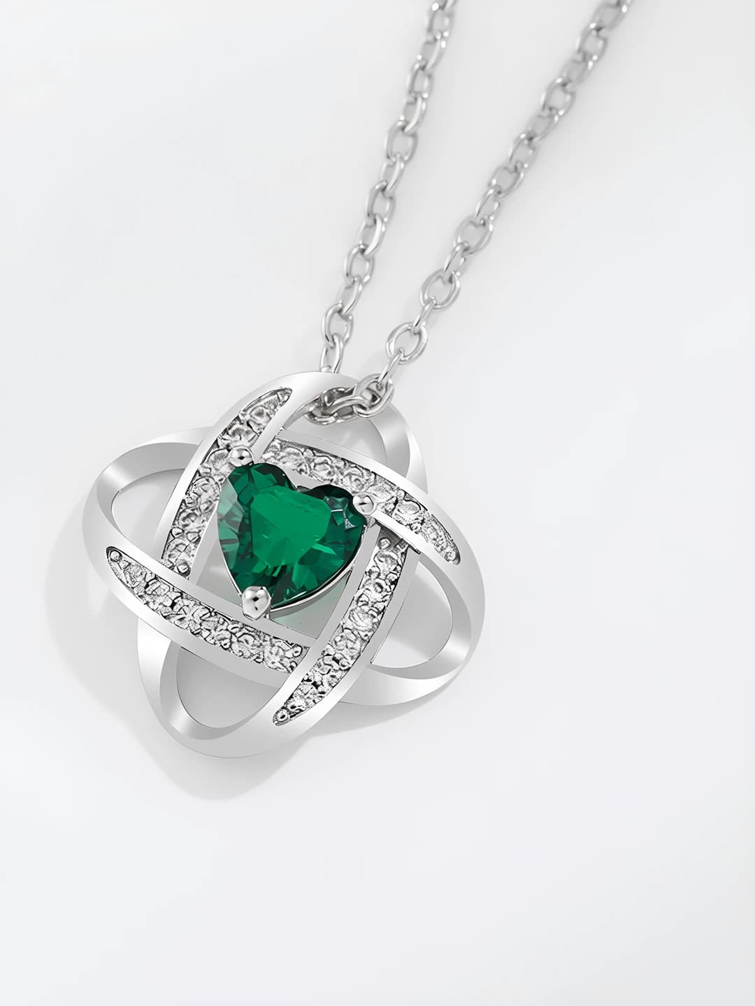 Q024 White gold green diamond necklace