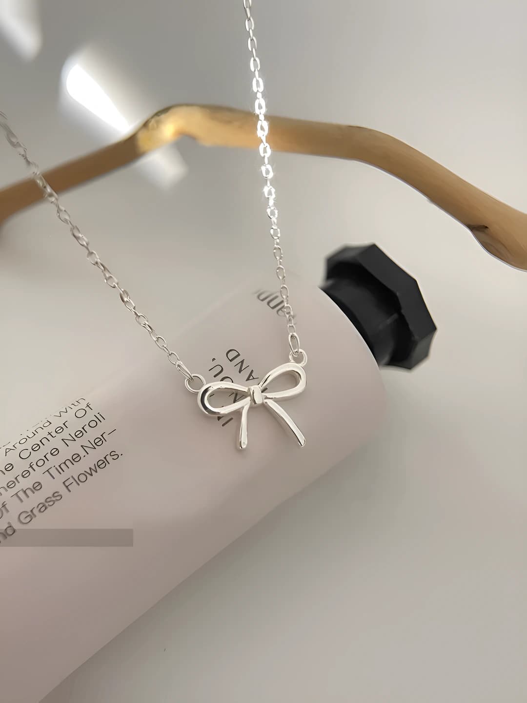 Bow necklace