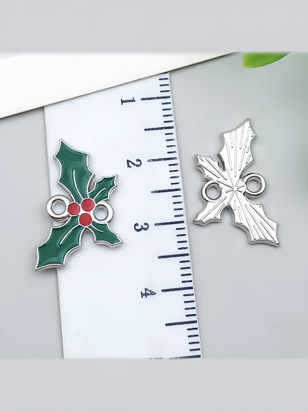 Green, leaf wreath, 2 holes, 13x20mm