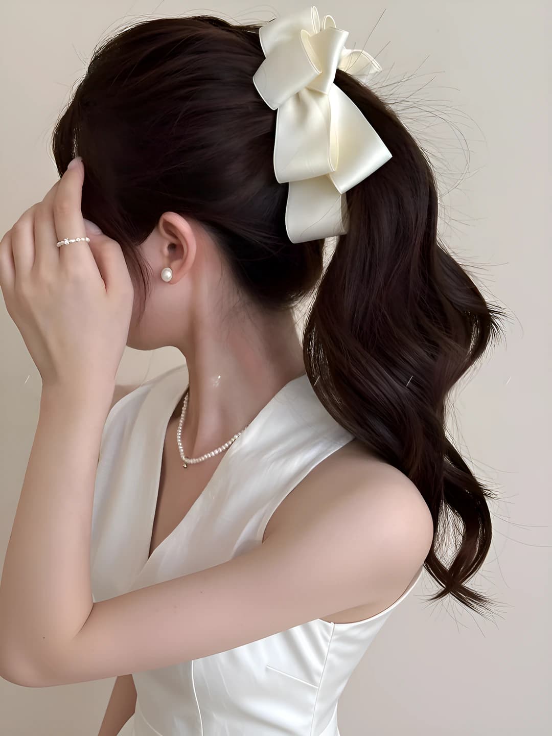 Off-white, ~12 cm, base 9.5 cm