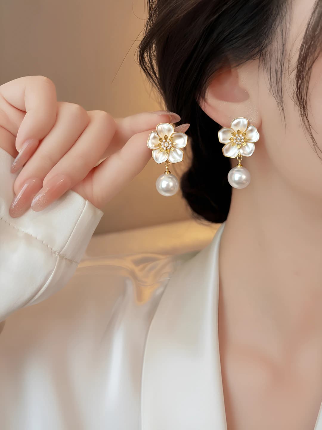 Women's flower-shaped earrings with faux pearl, steel post, luxury style