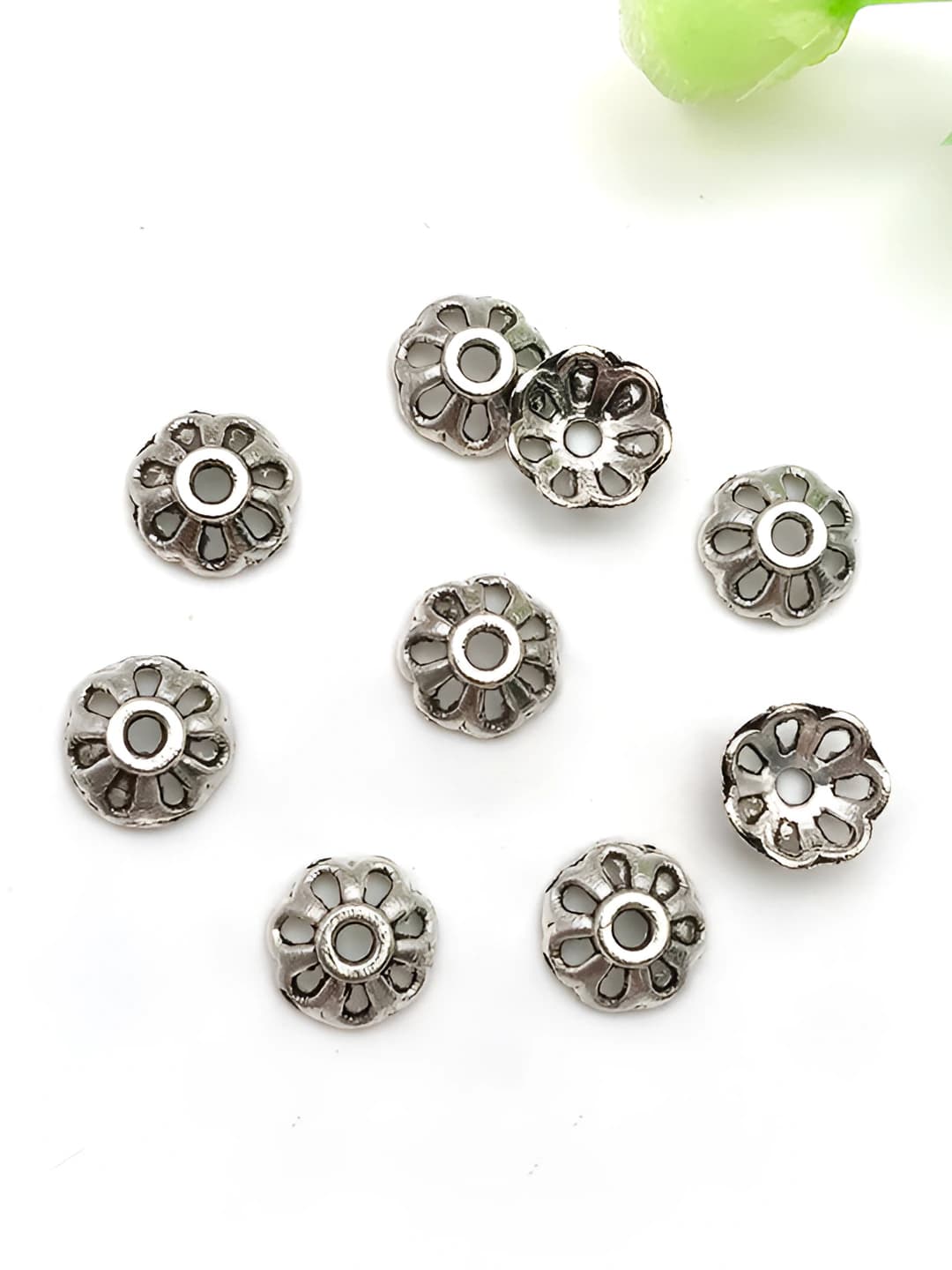 1 Chrysanthemum cap 7x7mm-0.2g-2 holes-16317