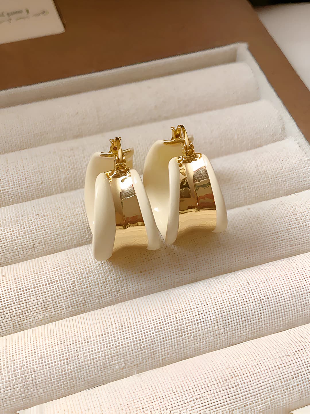 48# Earring - Gold - White (Gold plating)