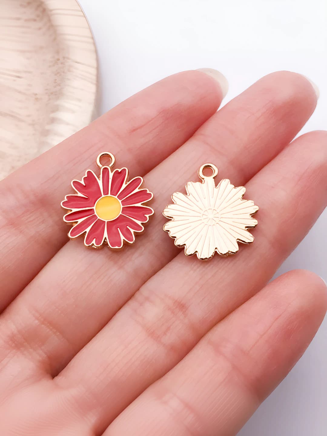 Red enamel daisy 16x18mm