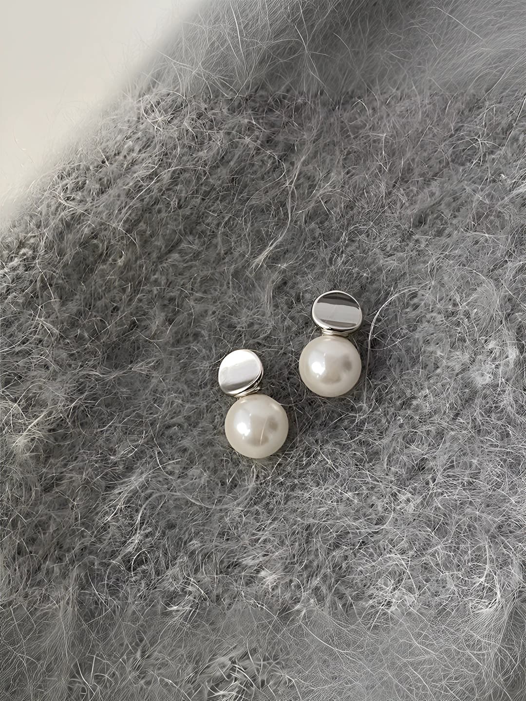 White geometric pearl earrings