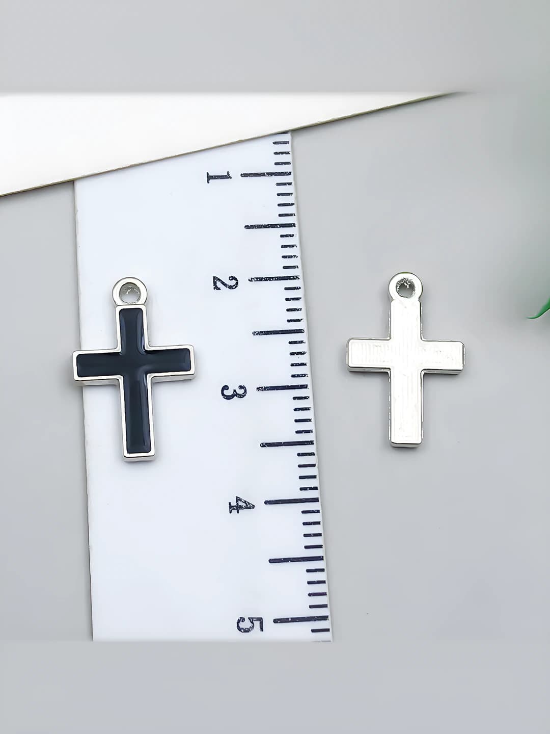 White K black cross 16x11x1mm-0.5g