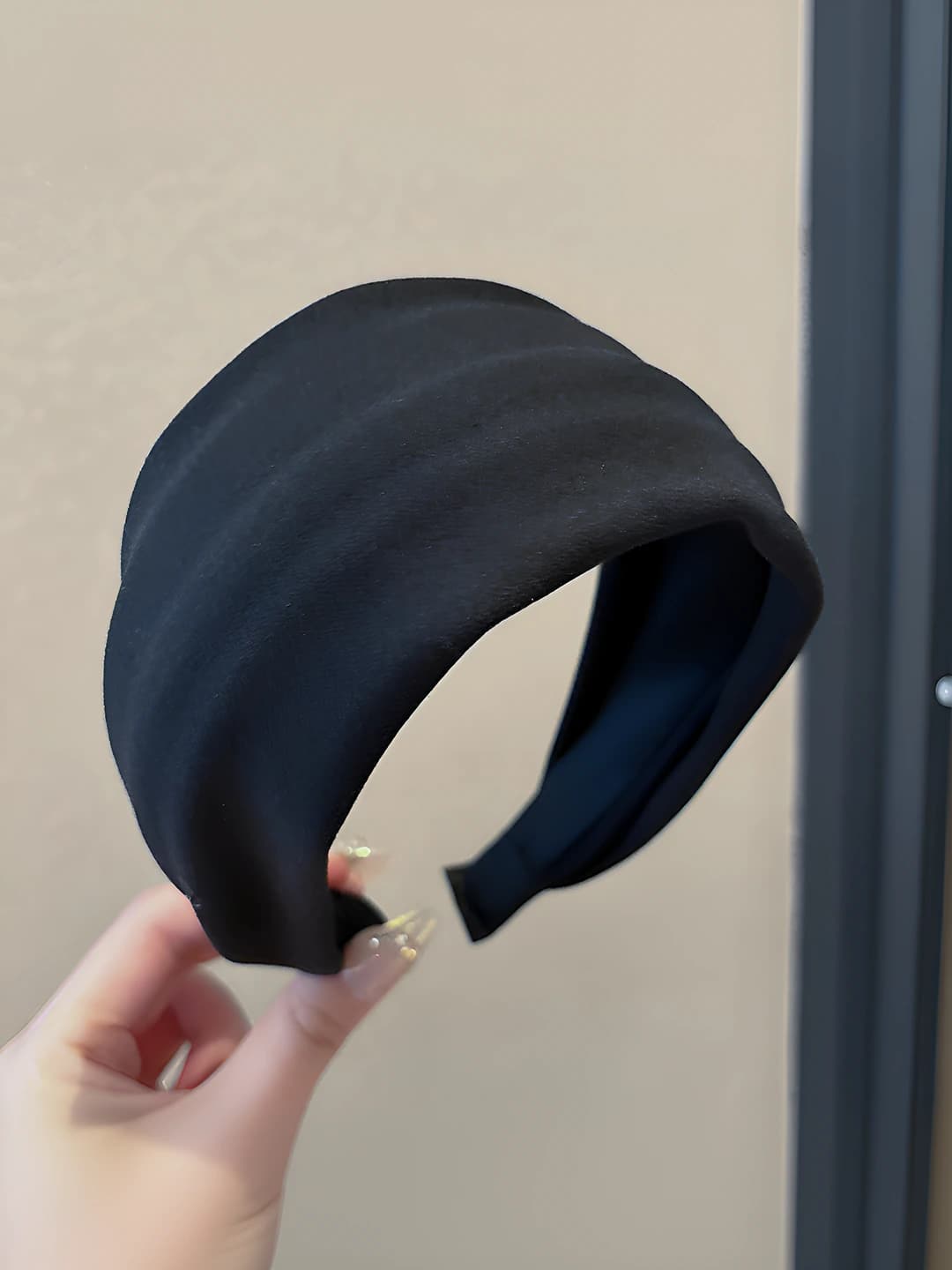 Black, wide band