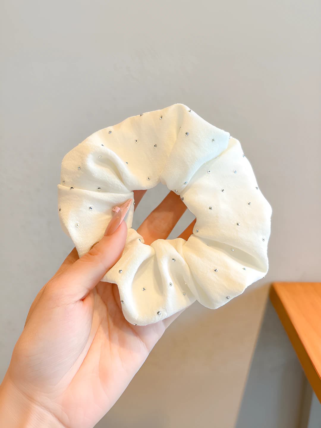 Молочный, с кристаллами, большой