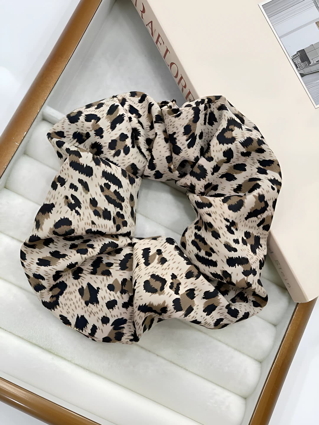 Light leopard hair tie
