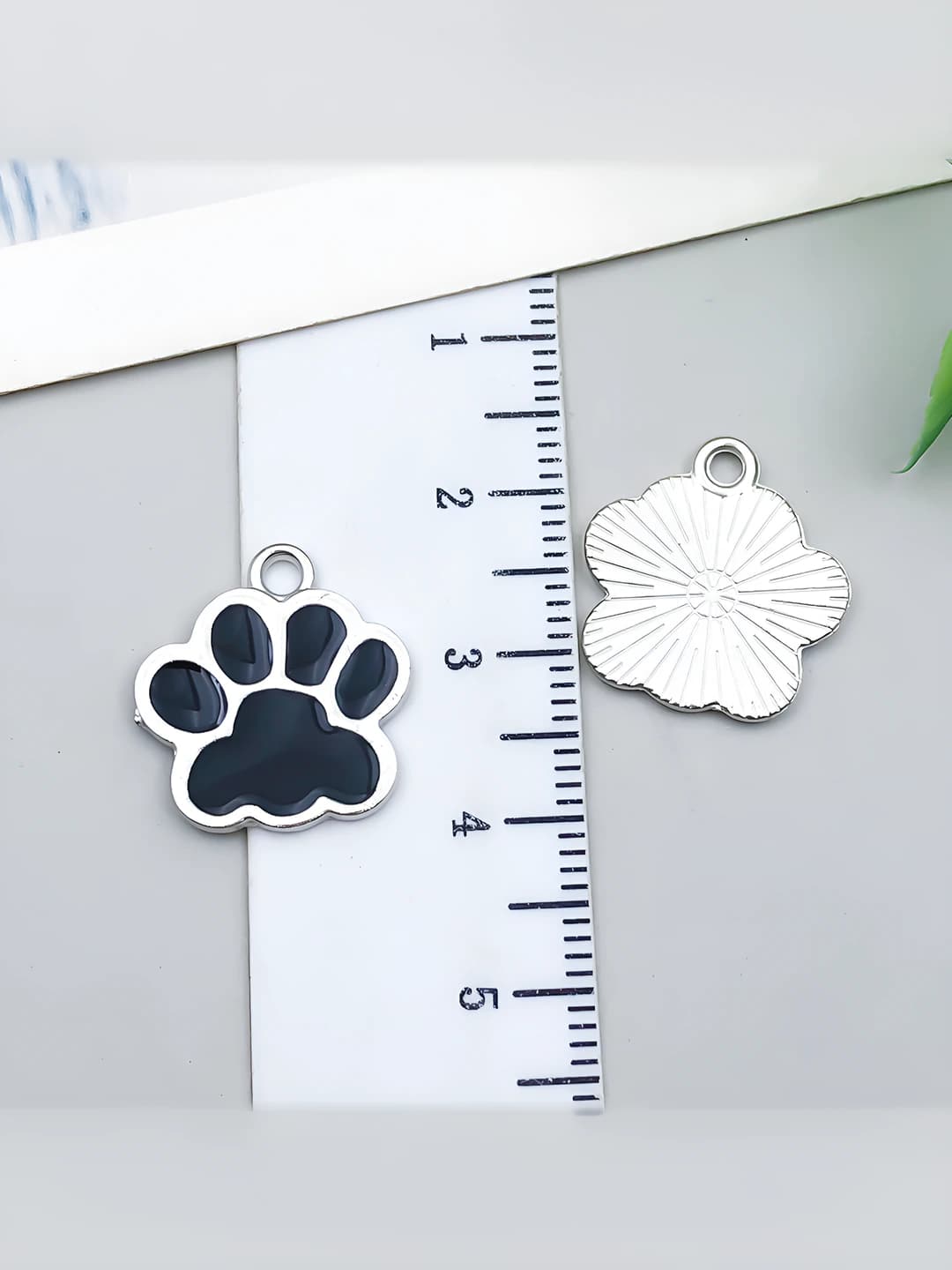 1 pc black white k claw 16x17-1.2g