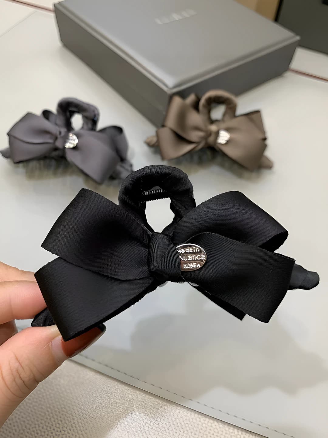Ayollar uchun yuqori sifatli mato materialdagi ipak tasma shaklidagi soch toʻgʻnagʻich (claw clip)