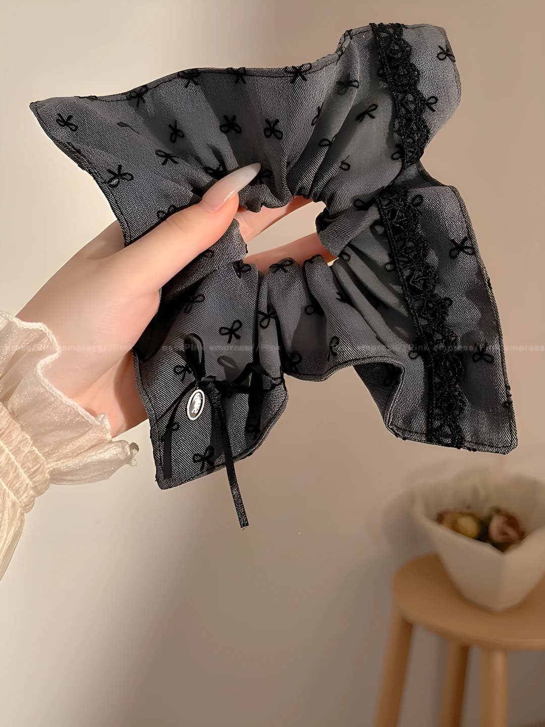 Grey bow square 20 cm