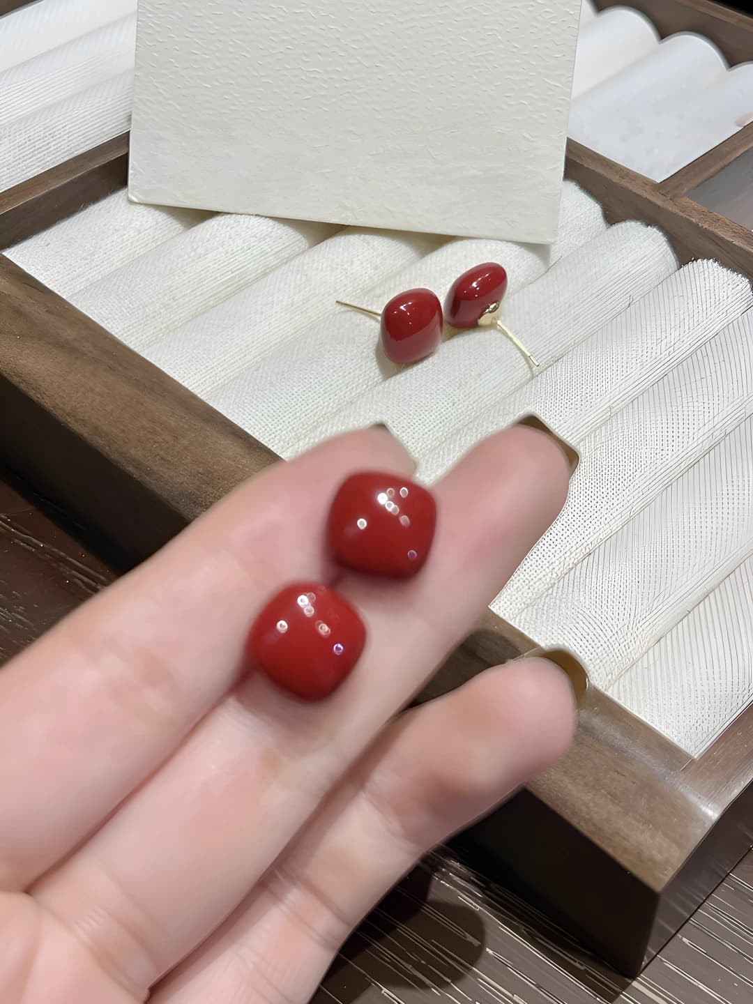 Красные квадратные серьги