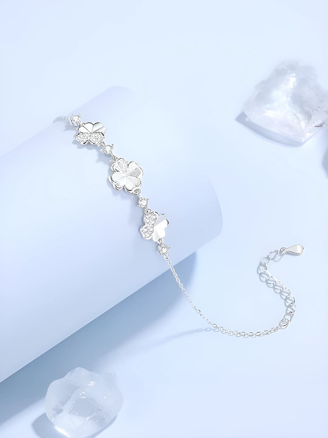 Women's brass bracelet with four-leaf clover and flower design element, light luxury style hand jewelry